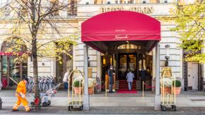 Deutschland Berlin Adlon Eingang Foto iStock Meinzahn.jpg